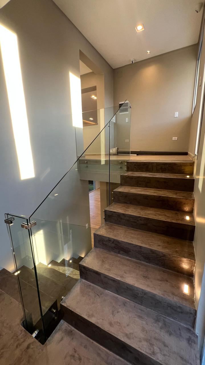 Baranda de vidrio y aluminio instalada por Gonella Hnos.