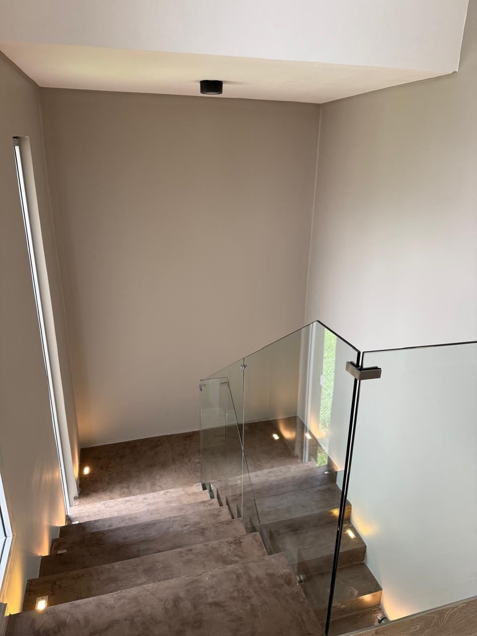Baranda de vidrio y aluminio instalada por Gonella Hnos.