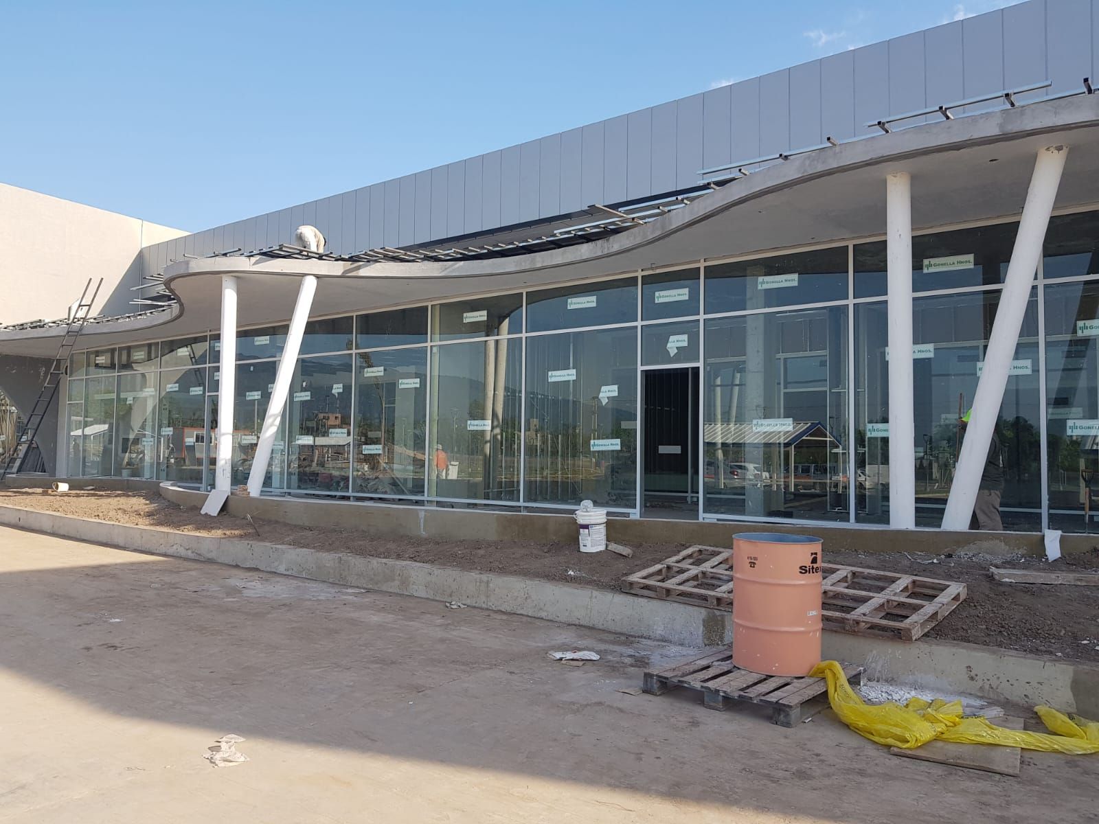 Fachada de aluminio y vidrio instalada por Gonella Hnos.